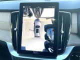 【360&deg;ビューカメラ】4台の高解像度カメラで360度の鳥瞰図を表示。隣の車や壁、死角にある障害物などを画面で確認できるため、狭いスペースでの駐車・出入りも安心です。