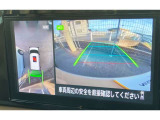 アラウンドビューモニターです。4つのカメラからの映像を合成・処理することで空から見下ろすような視点で周囲を確認でき、駐車時のクルマの位置確認がスムーズになります。