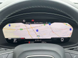 スピードメーターなどの運転に必要な計器とともに、オーディオ・電話の操作画面などを表示。レイアウトはステアリングスイッチで切り替えでき運転に集中しながら必要な情報を瞬時に得ることが可能。