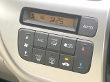 【オートエアコン】一度お好みの温度に設定すれば、車内の温度を検知し風量や温度を自動で調整。暑い&hellip;寒い&hellip;と何度もスイッチ操作をする必要はありません。快適な車内空間には必須の機能ですね♪