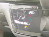 【オートエアコン】一度お好みの温度に設定すれば、車内の温度を検知し風量や温度を自動で調整。暑い&hellip;寒い&hellip;と何度もスイッチ操作をする必要はありません。快適な車内空間には必須の機能ですね♪