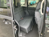 軽自動車とは思えないほど、後席で足を組んでもゆとりたっぷりのニールームです!後席の方も、快適なドライブを楽しめます♪
