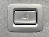 【パワーバックドア】スマートキーや運転席のボタンを押すだけでリアゲートが自動で開閉します!荷物を持っている時や、高い位置にあるバックドアを閉める際に便利な機能です♪