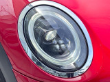 ●LEDヘッドライト:夜間走行時も良好な視界を確保し安心して運転できる高輝度LEDヘッドライトを装備!点灯速度が早く、消費電力も抑えられています。