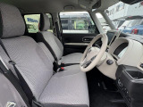 フロントシートはベンチシートです。インパネシフトで足元は広々。運転席と助手席はウォークスルーできます。