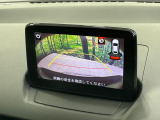 【バックカメラ】駐車時に後方がリアルタイム映像で確認できます。大型商業施設や立体駐車場での駐車時や、夜間のバック時に大活躍!運転スキルに関わらず、今や必須となった装備のひとつです!