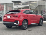 Audiのリヤディフューザーは、車両の後方での空気の流れを整え、乱流を減少させることで、走行安定性を向上させます。またスポーティで洗練された外観を提供し、全体のスタイルに一体感を持たせます。