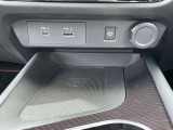 USBソケット2口とワイヤレス充電器☆気の利いた便利な装備です♪