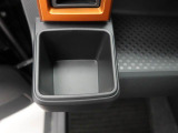 カップホルダーは運転席や助手席からちょうど手の届く位置です!!