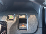 《ブレーキホールド機能》が付いています。停車時ブレーキペダルを踏み続けなくても、自動的にブレーキを保持する機能です。アクセルペダルを操作すると、自動でブレーキが解除され発進することができます。