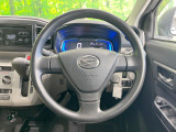 インテリアに合わせたデザインのステアリングは、運転される方のことも考え、運転しやすい形状、大きさです。是非一度、実際に触ってお確かめください。