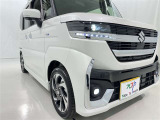 明るいライトが夜道を明るく照らしてくれます。 運転する上で、道路状況をいかに早く認識できるか重要なポイントです。 白色光が暗い道も明るく照らしてくれますよ。