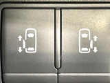 【両側パワースライドドア】スマートキーや運転席のスイッチで後席両側スライドドアの開閉が可能♪電動だから力を入れてドアを開ける必要が無く、小さなお子様でも簡単に開け閉めでき快適です♪