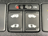 【両側パワースライドドア】スマートキーや運転席のスイッチで後席両側スライドドアの開閉が可能♪電動だから力を入れてドアを開ける必要が無く、小さなお子様でも簡単に開け閉めでき快適です♪