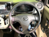 インテリアに合わせたデザインのステアリングは、運転される方のことも考え、運転しやすい形状、大きさです。是非一度、実際に触ってお確かめください。