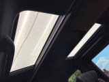 【ガラスルーフ】ガラスルーフ搭載で車内の解放感が一気にアップ!開放的なドライブをお楽しみいただけます。
