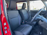 運転席まわりには十分なスペースがあり、大柄な方でもゆったり運転していただける環境です。