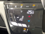 【オートエアコン】一度お好みの温度に設定すれば、車内の温度を検知し風量や温度を自動で調整。暑い&hellip;寒い&hellip;と何度もスイッチ操作をする必要はありません。快適な車内空間には必須の機能ですね♪