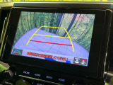 【バックカメラ】駐車時に後方がリアルタイム映像で確認できます。大型商業施設や立体駐車場での駐車時や、夜間のバック時に大活躍!運転スキルに関わらず、今や必須となった装備のひとつです!