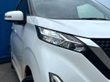 【LEDヘッドライト】悪天候や夜間走行時も良好な視界を確保し安心して運転できる高輝度LEDヘッドライトを装備!点灯速度が早く、消費電力も抑えられています。