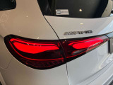 ウィンカー内蔵ドアミラーを開発したのは『メルセデス・ベンツ』です。他車からの視認性が高まり、事故の可能性を低減させています。更に、点灯部分はドライバーの視界に入らないように設計されています。