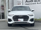 シングルフレームグリルはAudiの象徴的なデザイン要素であり、一目でAudiとわかるスタイル、大きくて迫力のある形状が車のスポーティな印象を強調しており、魅力的なデザインとなっています。