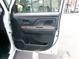 運転席の内張りには多少のキズはありますが綺麗です。