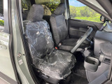 運転席まわりには十分なスペースがあり、大柄な方でもゆったり運転していただける環境です。