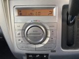 【オートエアコン】一度お好みの温度に設定すれば、車内の温度を検知し風量や温度を自動で調整。暑い&hellip;寒い&hellip;と何度もスイッチ操作をする必要はありません。快適な車内空間には必須の機能ですね♪
