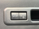 【パワーバックドア】スマートキーや運転席のボタンを押すだけでリアゲートが自動で開閉します!荷物を持っている時や、高い位置にあるバックドアを閉める際に便利な機能です♪