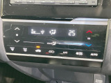 【オートエアコン】一度お好みの温度に設定すれば、車内の温度を検知し風量や温度を自動で調整。暑い&hellip;寒い&hellip;と何度もスイッチ操作をする必要はありません。快適な車内空間には必須の機能ですね♪