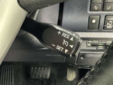 クルーズコントロール機能が付いています。 速度を設定するとアクセルを踏まなくても一定の速度で走ることができます。  高速道路ではとても便利な装置なんです。