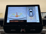 真上から見下ろしたような視点で車とその周囲を確認出来る画面と、車両後方を映し出すバックモニター画面の2つを表示してくれます。