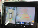 全方位モニター付きです。車両を上から見たような映像をナビゲーション画面に表示。運転席からの目視だけでは見にくい、車両周辺の状況をリアルタイムでしっかり確認できます。