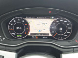 スピードメーターなどの運転に必要な計器とともに、オーディオ・電話の操作画面などを表示。レイアウトはステアリングスイッチで切り替えでき運転に集中しながら必要な情報を瞬時に得ることが可能。