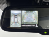 【全方位モニター】まるでクルマを真上から見下ろしたかのような視点で駐車をサポートします!クルマの斜め後ろや真横など、前後左右の4つのカメラの映像が合成されて、モニターに映し出されます。