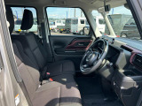 女性の方ももちろんですが、運転席側、助手席側の足元スペースが広いので男性の方が運転しても窮屈になりにくいですよ!
