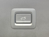 【パワーバックドア】スマートキーや運転席のボタンを押すだけでリアゲートが自動で開閉します!荷物を持っている時や、高い位置にあるバックドアを閉める際に便利な機能です♪