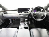 上質で落ち着いた印象のインパネ。視界も広々で運転しやすいです。