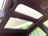 【ガラスルーフ】ガラスルーフ搭載で車内の解放感が一気にアップ!開放的なドライブをお楽しみいただけます。