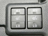 シートヒーターが運転席だけでなく助手席側にも付いています 運転者と別のスイッチなので、助手席側だけ温めることもできます 助手席の方にも優しく嬉しい装備です