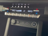 【左右独立型フルオートエアコン】運転席と助手席でそれぞれお好みの温度に設定可能。同乗者にも配慮した、快適な空調をお届け致します。