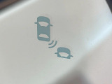 【ブラインドスポットインフォメーション】走行中、ドアミラーの死角になりやすい箇所に後続車が接近するとサイドミラー付近に警告を表示、ドライバーに注意喚起をしてくれます。
