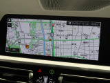 【純正ナビゲーション】BMWのナビゲーションは操作性も良く、詳細な地図情報と交通状況を見やすく表示し、快適なドライビングをサポートしながら目的地までナビゲートします。