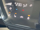 前席にはシートヒーターが付いてますし、ステアリングにもヒーターが付いてます。寒い冬には重宝します☆