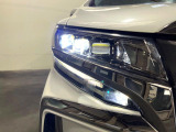 【三眼LEDヘッドライト】スタイリッシュな見た目の三眼LEDヘッドライトを装備♪スタイルだけでなく、夜間の走行も視界良好で安心してお乗りいただけます。