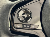 運転中もハンドルでの操作が可能です。特に高速道路等の目が離せない運転時には、便利さだけでなく、安全性も兼ね備えております。