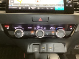 オートエアコンがついてますので簡単操作で快適に過ごせます。シートヒータースイッチ内蔵で前席の左右別々に温度設定ができます。