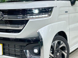 【LEDヘッドライト】悪天候や夜間走行時も良好な視界を確保し安心して運転できる高輝度LEDヘッドライトを装備!点灯速度が早く、消費電力も抑えられています。