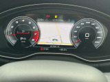 スピードメーターなどの運転に必要な計器とともに、オーディオ・電話の操作画面などを表示。レイアウトはステアリングスイッチで切り替えでき運転に集中しながら必要な情報を瞬時に得ることが可能。